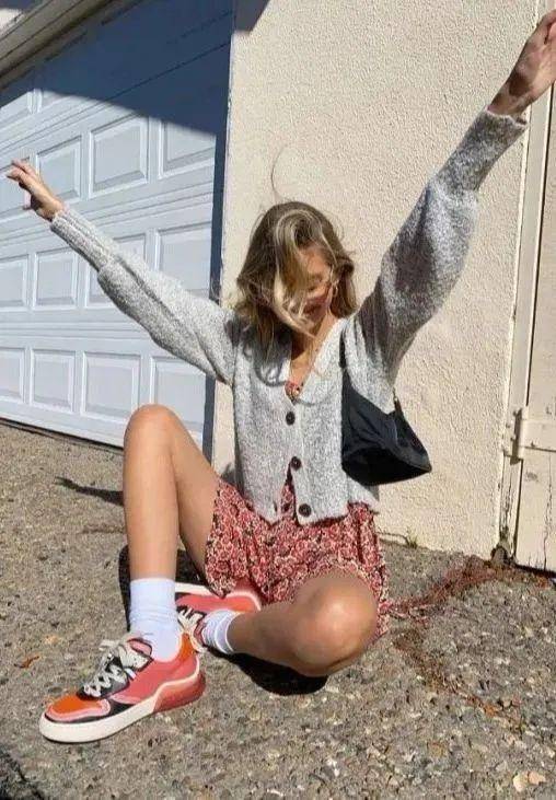 设计|“碎花裙＋运动鞋”才是夏日标配，照着穿回头率超高、拍照超上镜