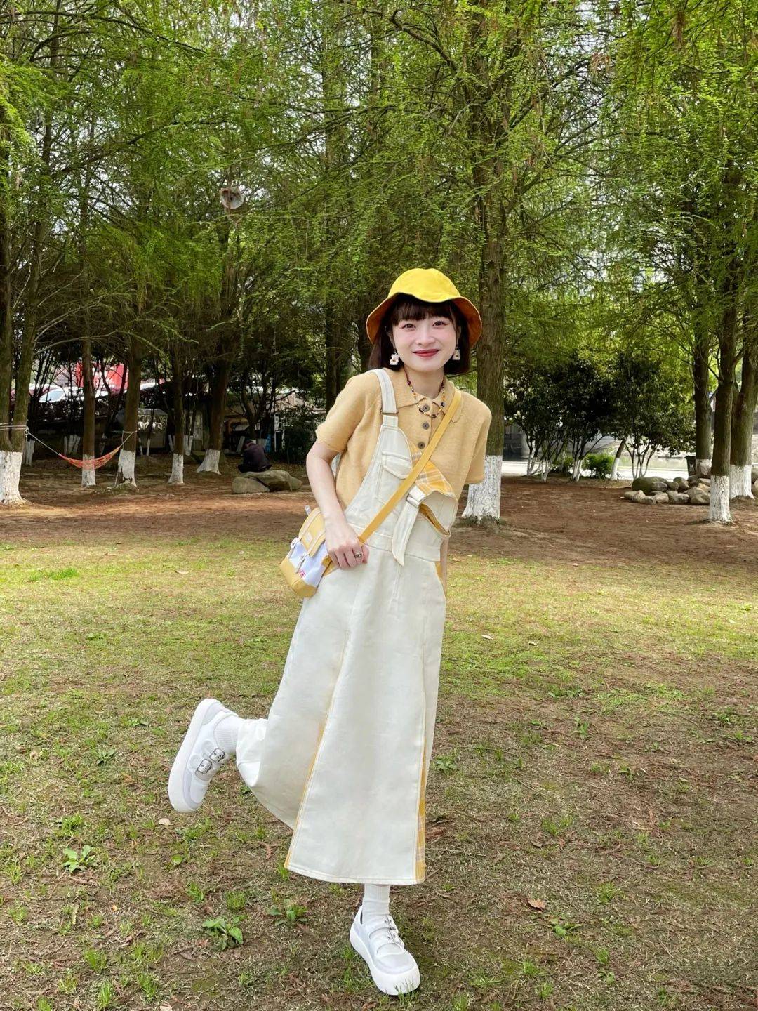 小个子|今夏忘了高跟鞋吧！小个子女生穿“连衣裙＋平底鞋”，上身好看到报警！
