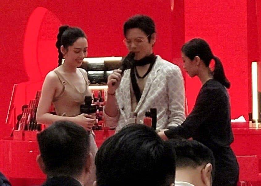 设计|郭碧婷阔腿裤配麻花辫超霸气，向佐金丝眼镜配丝巾非常帅气