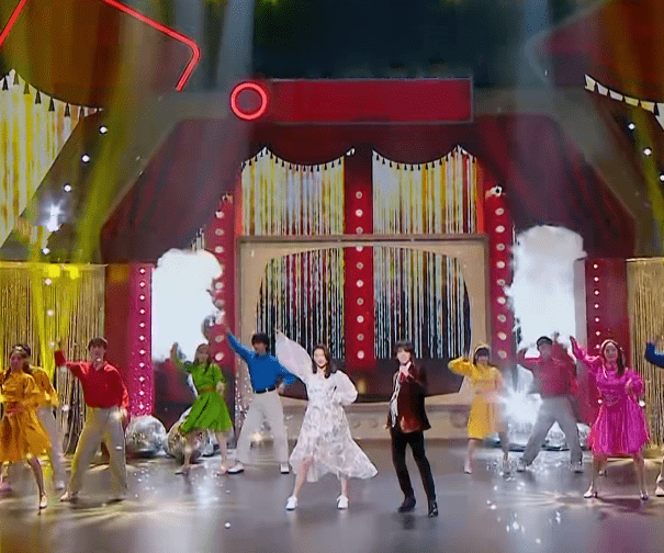 运动鞋|关晓彤首次和华晨宇跳舞，她脚上的白色运动鞋，是对哥哥的尊重