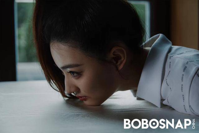 黑色|25岁徐璐打破少女风格,波点上衣搭配黑色皮裤,造型感十足