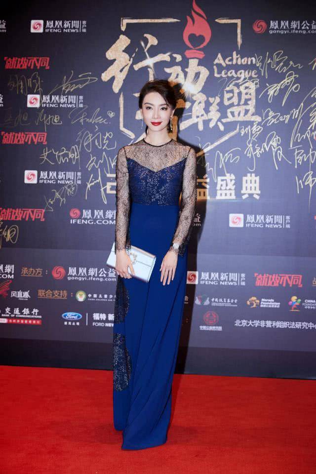 黑色|43岁陈数才是“妖精”，穿蓝色包臀裙优雅高级，不扮嫩也美成焦点