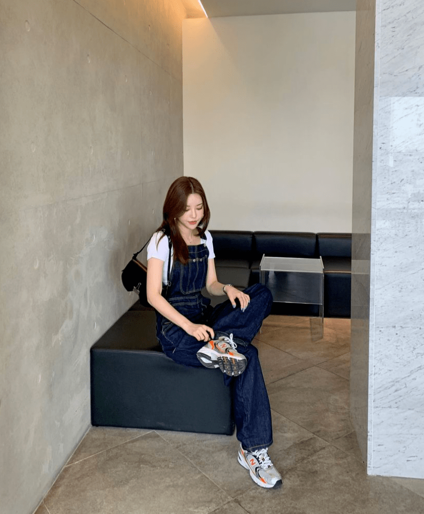 脚踝|2021不要再穿高跟鞋了!今夏“九分裤+运动鞋”正流行!