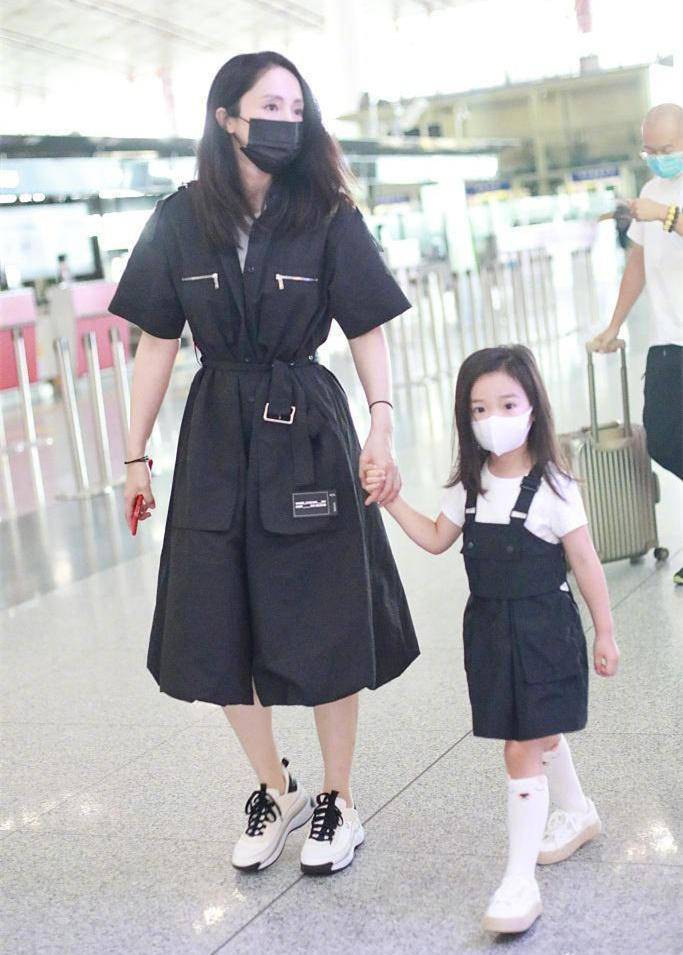 黑色|41岁董璇越活越年轻，穿娃娃裙嫩得似少女，同框4岁女儿像姐妹