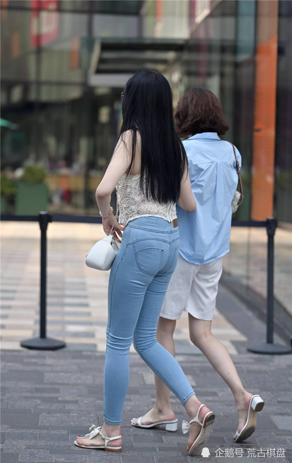 高跟鞋|夏季穿着紧身牛仔裤,身材不好的姑娘真不好搭配,最好搭配高跟鞋