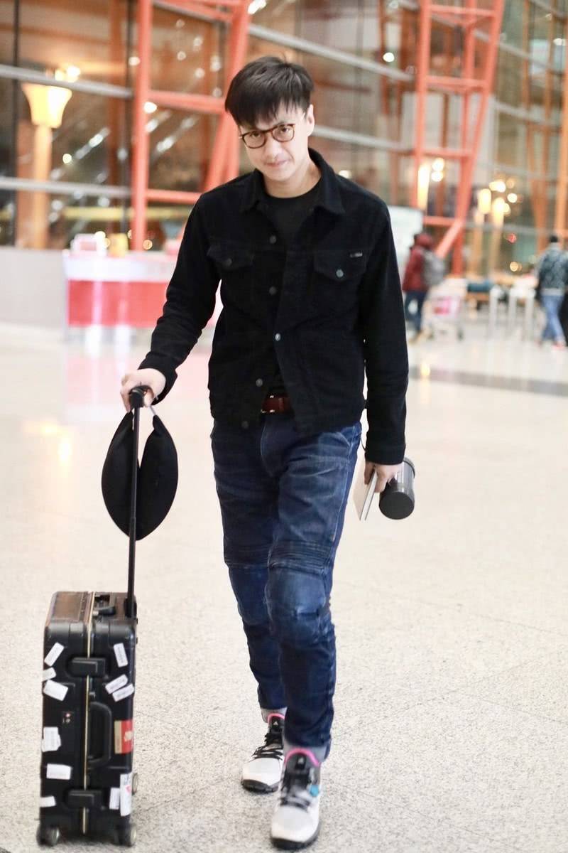 原创周一围手握保温杯走机场戴镜框装嫩一低头暴露双下巴