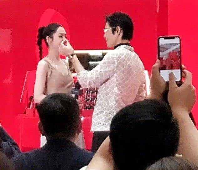 设计|郭碧婷阔腿裤配麻花辫超霸气，向佐金丝眼镜配丝巾非常帅气
