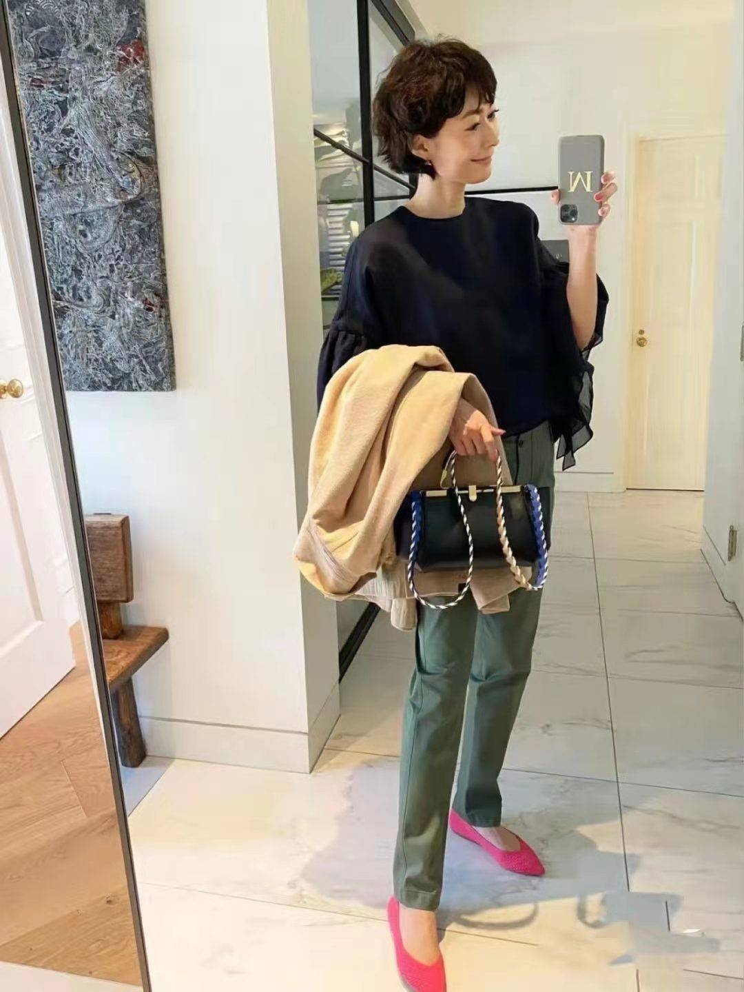 显得|女人过了40岁更要注重气质,学这位“大龄姐姐”的穿搭,高雅大气