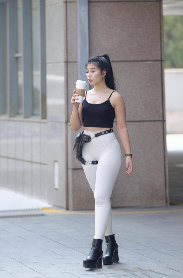 颜色|姐姐小姐的白色背心搭配绿色瑜伽裤清爽高挑,真的很美