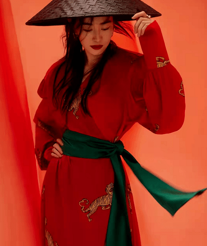 金色|奥运冠军孙一文明星脸火出圈！新大片穿黑金斗篷变侠女，身材绝了
