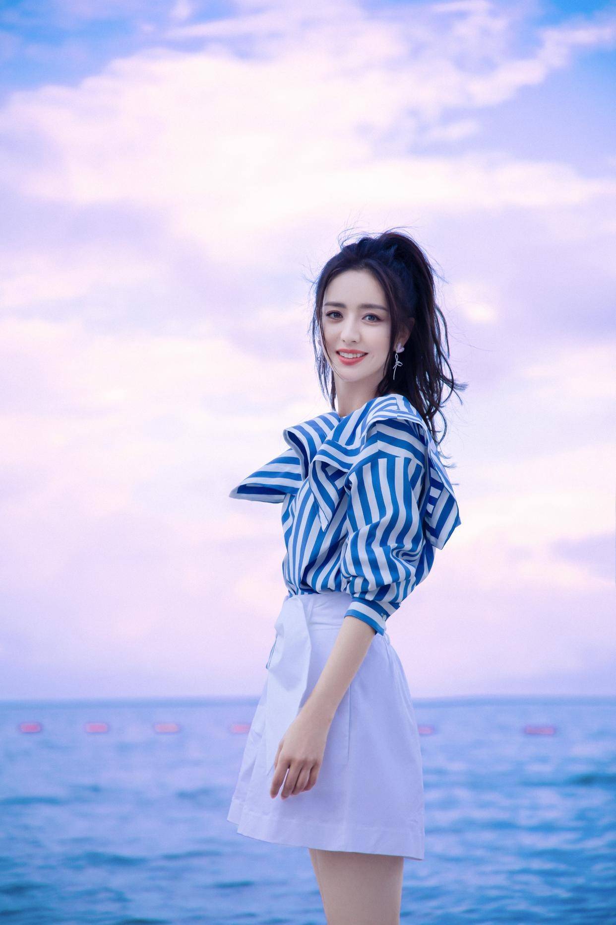 马尾|佟丽娅真是美而不自知，马尾造型条纹衣甜过初恋女生，早该这么穿