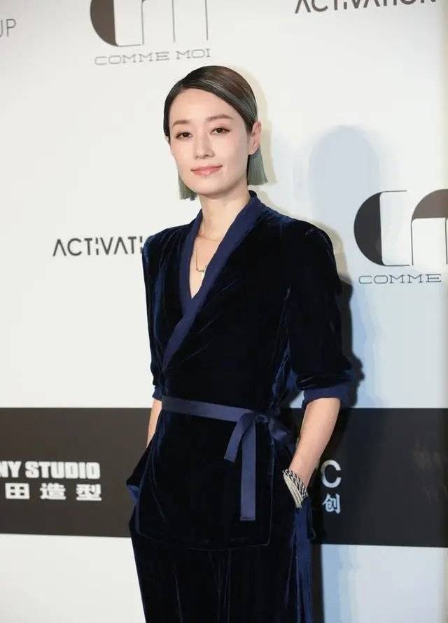 马伊琍|44岁马伊琍造型来袭，穿黑色开叉裙秀好身材，尽显成熟女人魅力