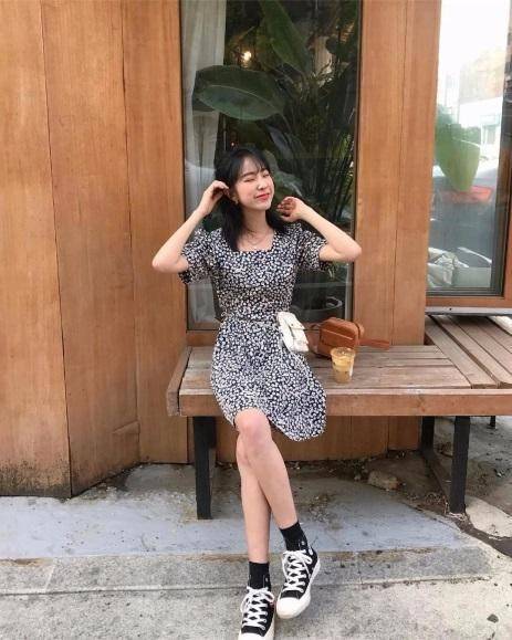 帆布鞋|“裙子+帆布鞋”才是春夏王炸cp,学会这样穿,舒适、时髦又好看