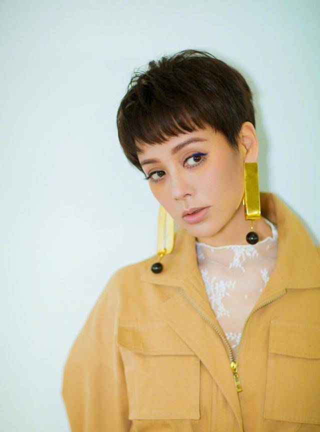 发型|48岁宁静又“作妖”，染金发戴美瞳差点认不出，这个阿姨太酷了