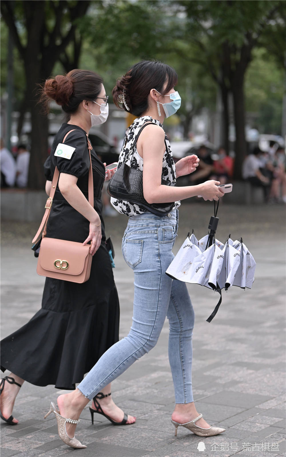 高跟鞋|夏季穿着紧身牛仔裤,身材不好的姑娘真不好搭配,最好搭配高跟鞋