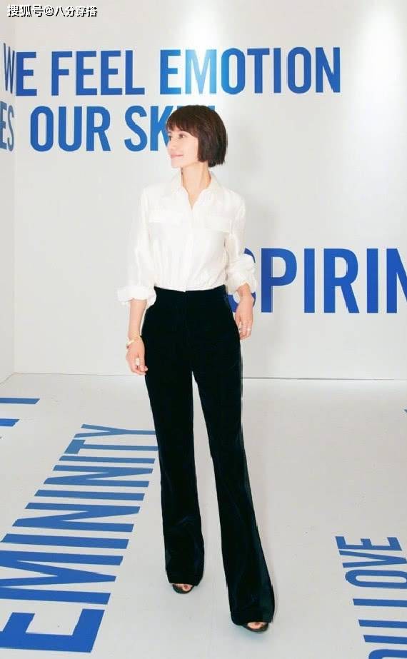 黑色|袁泉随便穿穿都很美，一袭黑色连衣裙端庄稳重，成熟优雅又有气场