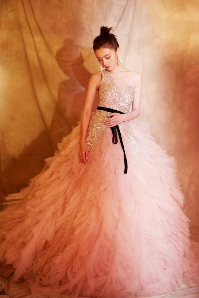 祖儿|宋祖儿羽毛纱裙摇曳生姿，皮肤嫩出水，堪称“人间水蜜桃”