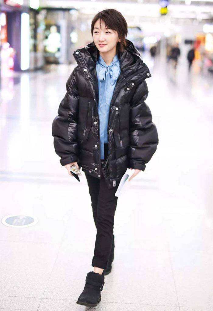 饱和度|40＋的女人挑羽绒服，最好避开这4种“装嫩色”，显胖掉价又土气