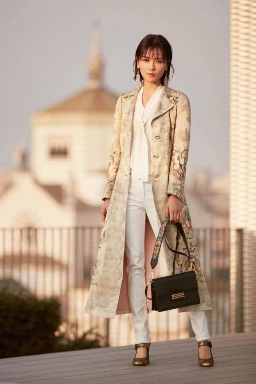 尖头|女人40岁以后，尽量不要高跟鞋配丝袜！学刘涛这样穿，洋气显嫩