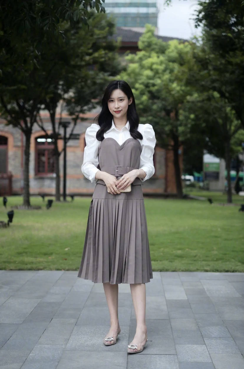 长度|今年突然火了一种穿法：过膝长裙＋低跟鞋，时髦高级还显腿长