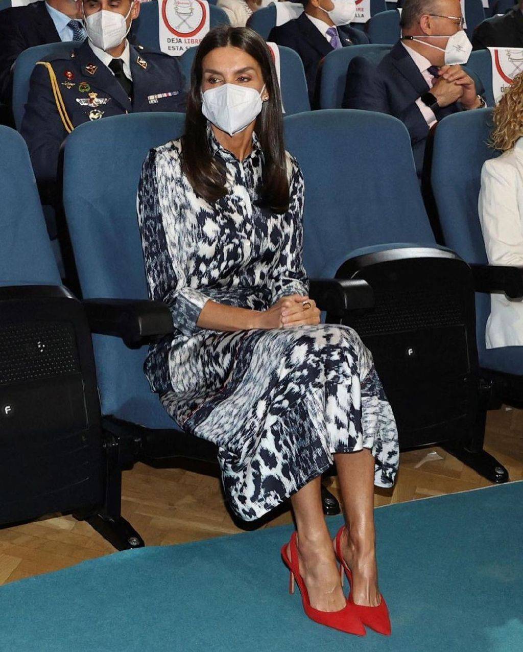 显得|学西班牙王后穿裙子,豹纹长裙配“大红色”高跟鞋,优雅又亮眼