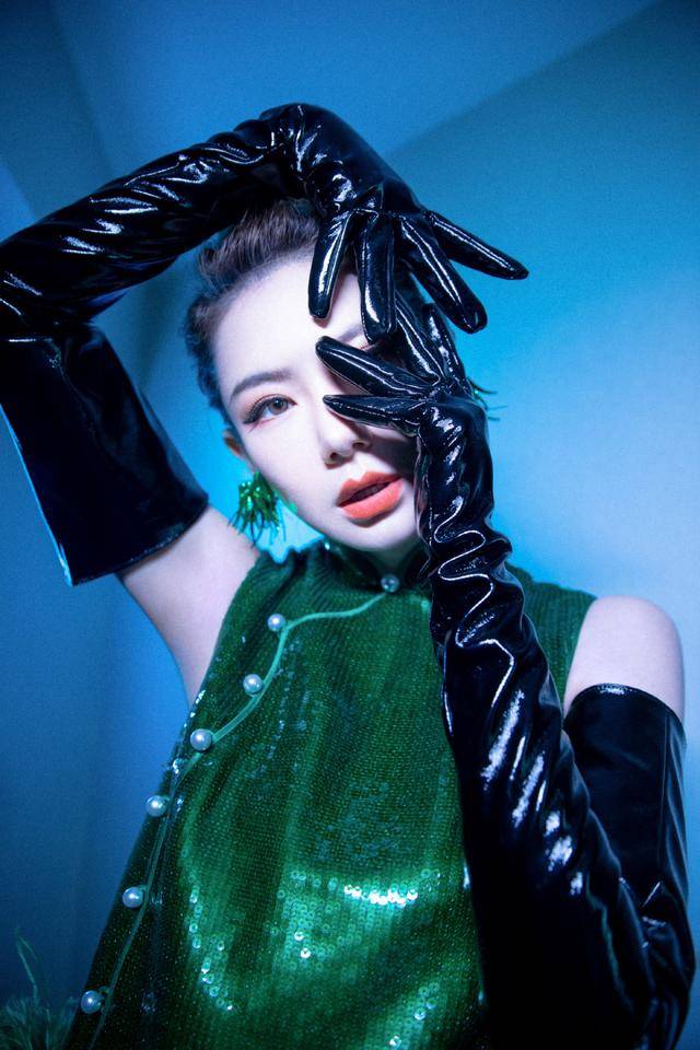 设计|戚薇真厉害，浮夸的绿色漆皮裙穿出满屏时尚感，也就她能驾驭得了