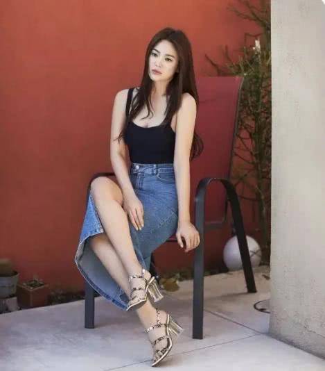 颜色|宋慧乔精心扮嫩!穿奶白色拼接裙装超减龄,不料暴露“大号”身材