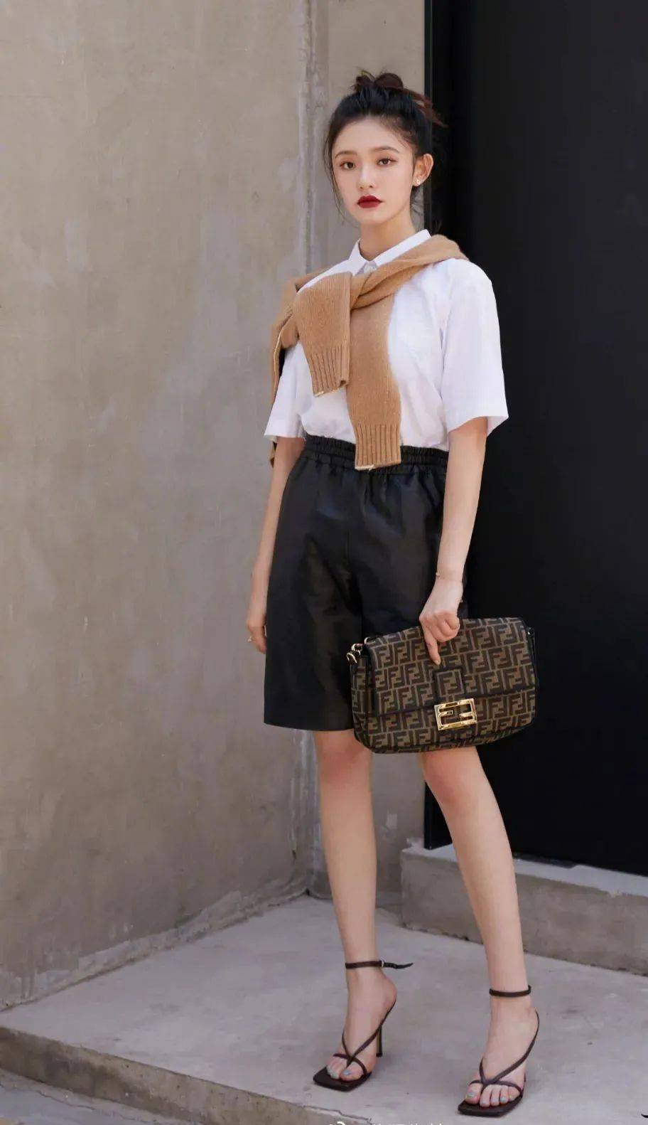 运动鞋|今夏不要总穿运动鞋了,2021流行这几款凉鞋,上脚显瘦显直又显腿长!