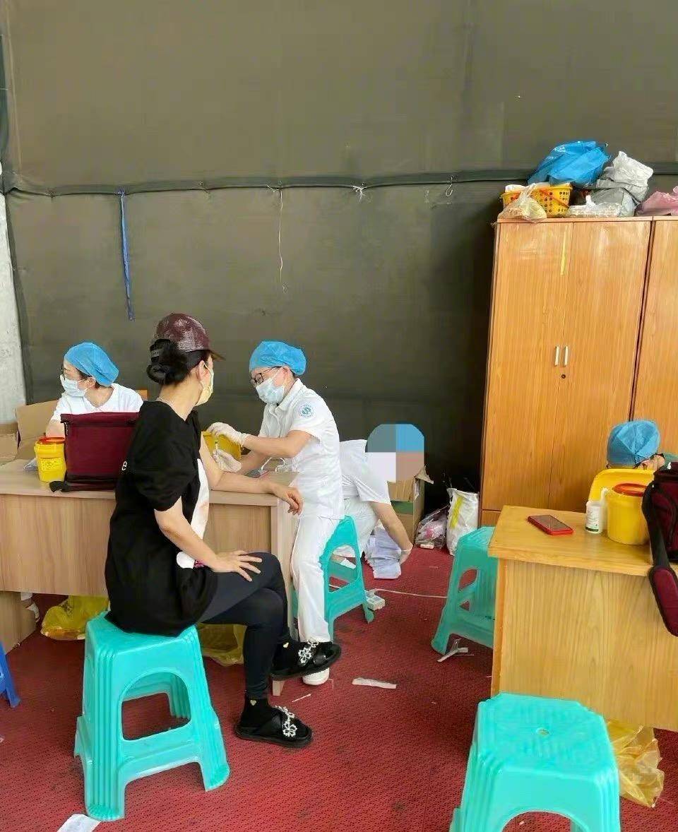 疫苗|黄奕拍戏打疫苗被偶遇，穿连裤袜配拖鞋，粉丝镜头下美得认不出