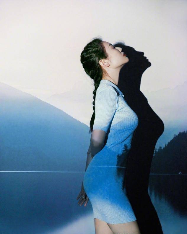 大腿|?徐冬冬晒最新写真,裙子短到大腿根,配黑色皮衣又酷又惹眼