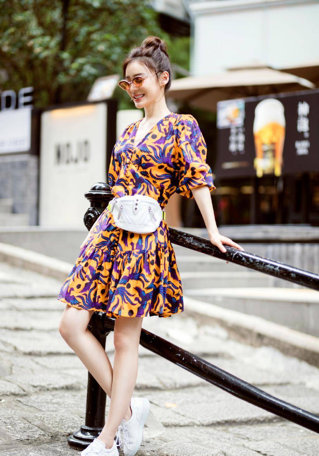 细节|今夏火了一种穿法,叫“碎花裙+小白鞋”显瘦还时髦,贼好看!