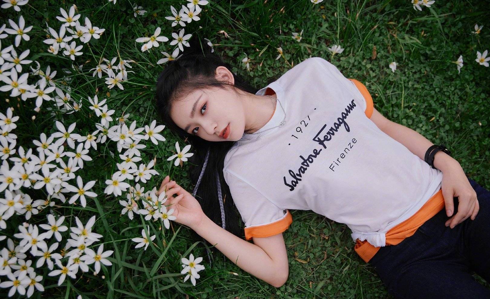 黑色|24岁林允拍摄七夕大片，白色T恤配高马尾笑起来好甜，太有魅力了