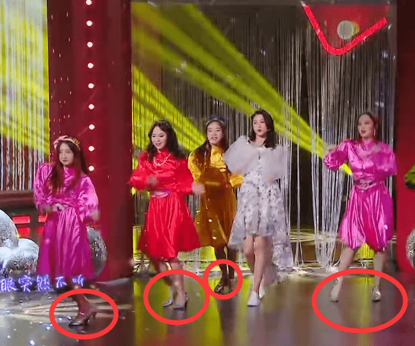 运动鞋|关晓彤首次和华晨宇跳舞，她脚上的白色运动鞋，是对哥哥的尊重