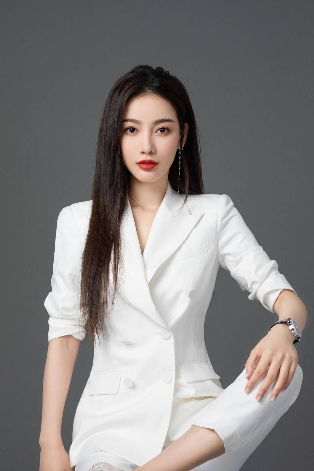氛围|扫黑风暴思思晒美照，穿西装御姐范十足，难怪7个女配她脱颖而出