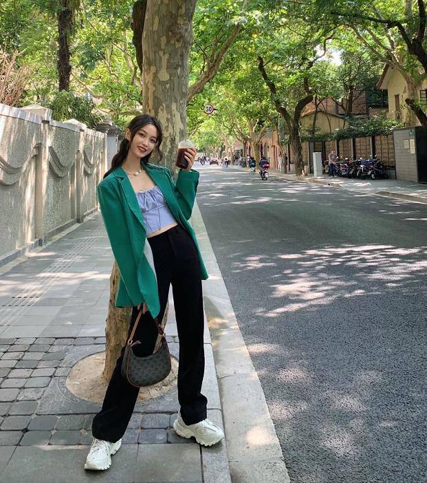 进行|“阔腿裤+运动鞋”怎么搭更好看?掌握这些时髦小技巧,减龄大气