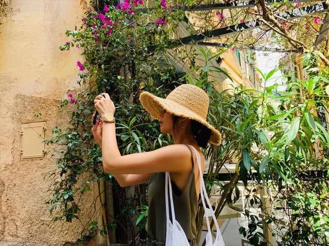 宋仲基|宋慧乔近照颜值创新高!眼镜配西装洋娃娃变酷女,大素颜嫩回20岁