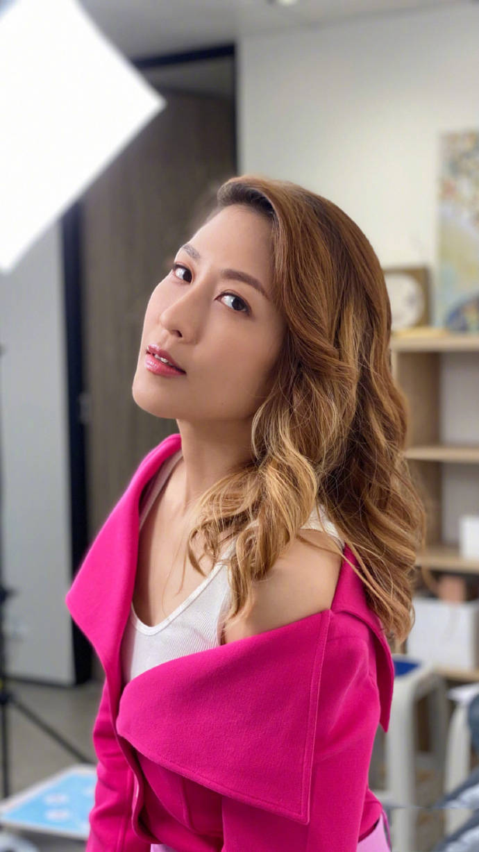 tvb花旦公开表示被人欺负,怒骂对方成仇人,曾与黄日华网上开火_陈敏之