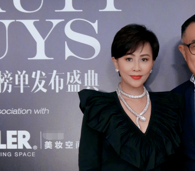 短发|中年女星红毯图鉴：52岁陶红性感敢穿，吴越短发温柔，陈数女王范