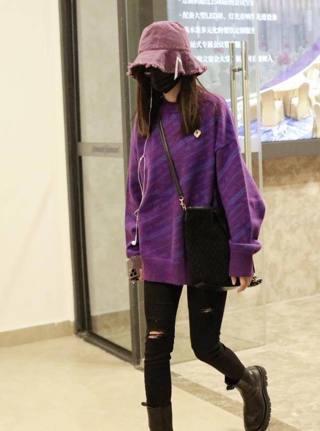 青春|?吴宣仪带火了一种穿法，叫“卫衣+丝袜”，青春时髦中带着潮酷风