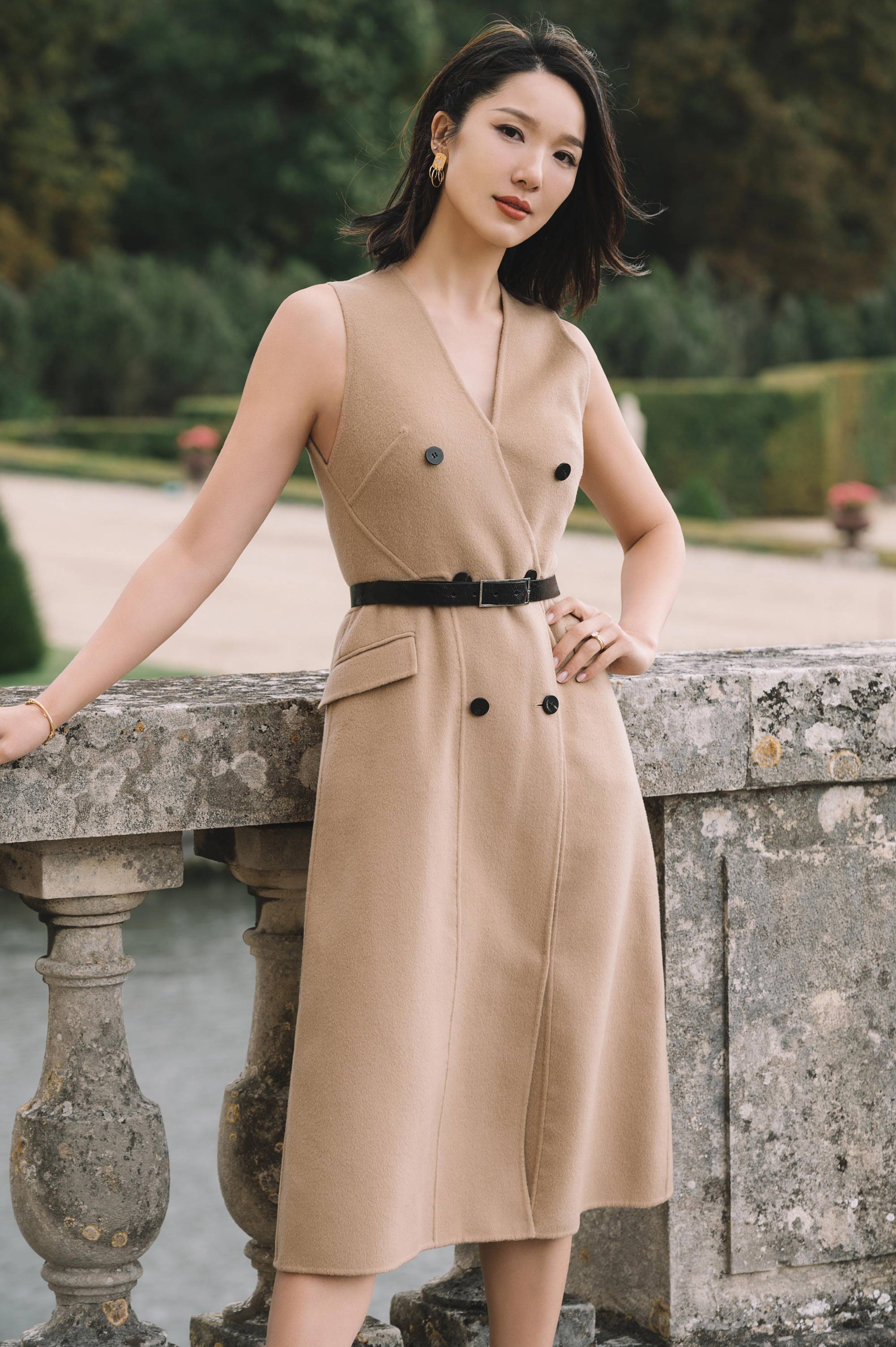 身材|36岁李亚男身材真好，穿开叉印花长裙秀大长腿，这身材绝了