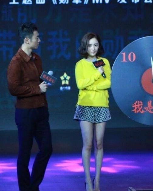荧光|杨幂穿卫衣配短裤亮相，34岁仍然少女感十足，完全看不出生过孩子