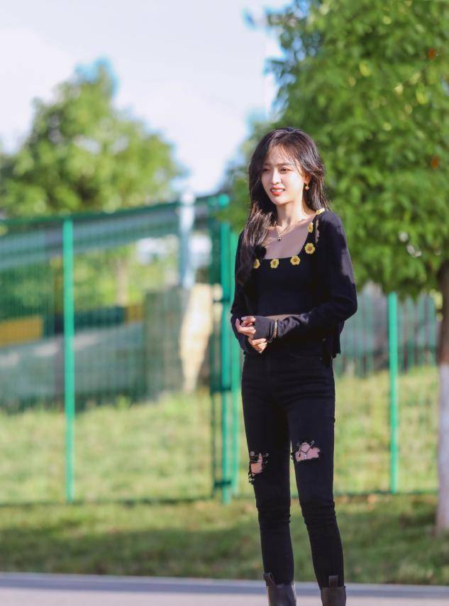 青春|?吴宣仪带火了一种穿法，叫“卫衣+丝袜”，青春时髦中带着潮酷风