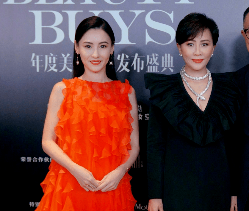 短发|中年女星红毯图鉴：52岁陶红性感敢穿，吴越短发温柔，陈数女王范