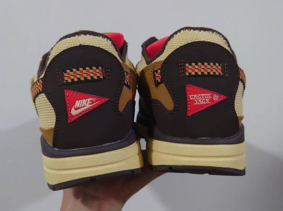 Runner|抄袭沃尔玛？YEEZY“洞洞鞋”红色十月释出！