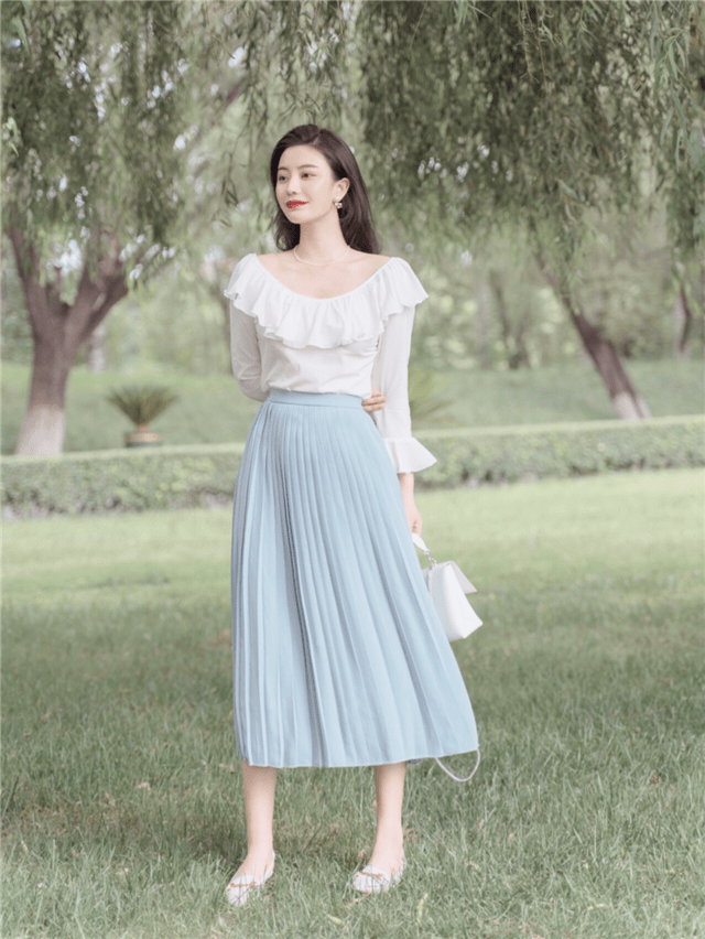 脚踝|今年突然火了一种穿法，叫“脚踝裙＋低跟鞋”，优雅时髦还显腿长