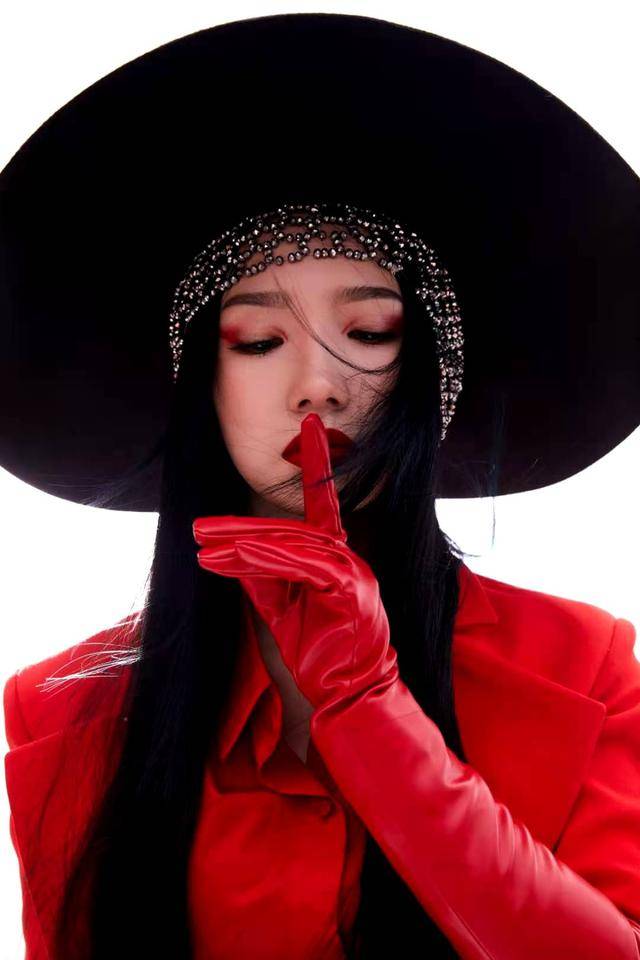 阳光|孟美岐的时尚感真是不一般,穿橘黄色外套阳光自信,活力满满