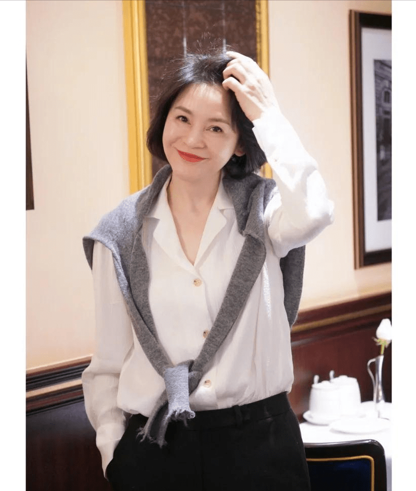 马甲|女人过了60岁，开春如何穿更美嫩？针织衫＋衬衫就够了