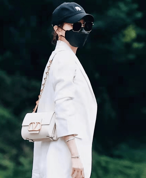 廓形|37岁唐嫣最新路透曝光！穿西装戴墨镜巨星范十足，超模身材超惹眼