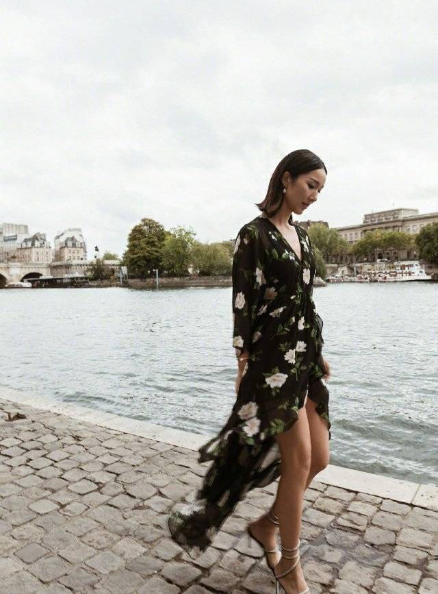 身材|36岁李亚男身材真好，穿开叉印花长裙秀大长腿，这身材绝了