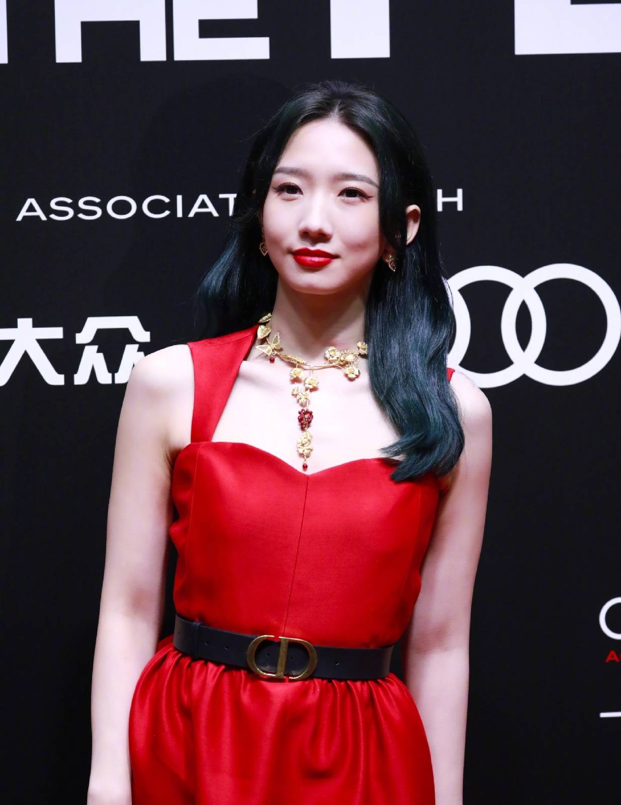 孟美岐|22岁孟美岐造型翻车,红色长裙配黄金首饰,丝毫不见青春活力